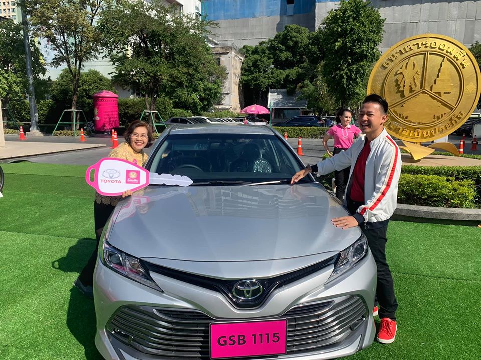 คุณแม่วัย71ปี ถูกสลากออมสิน รับรถCamry 2.0G ราคา1.45ล้าน 1คัน